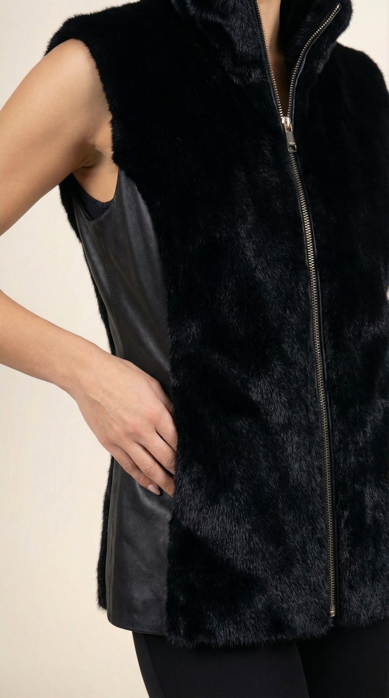 Kadın Suni Kürk Yelek – Yuvarlak Yaka Siyah
