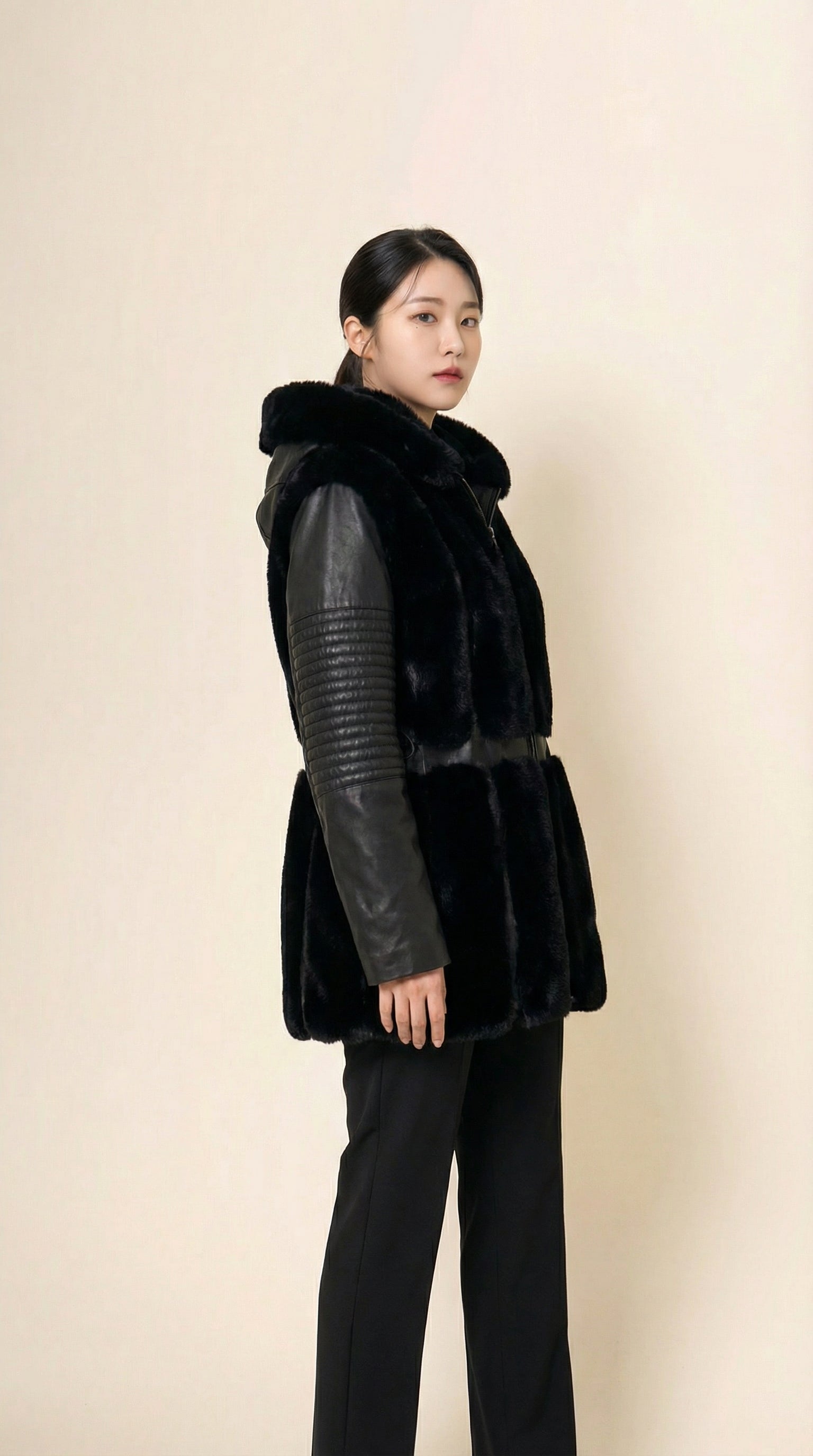 Kadın Suni Kürk Yelek – Deri görünümlü kol detayı Siyah