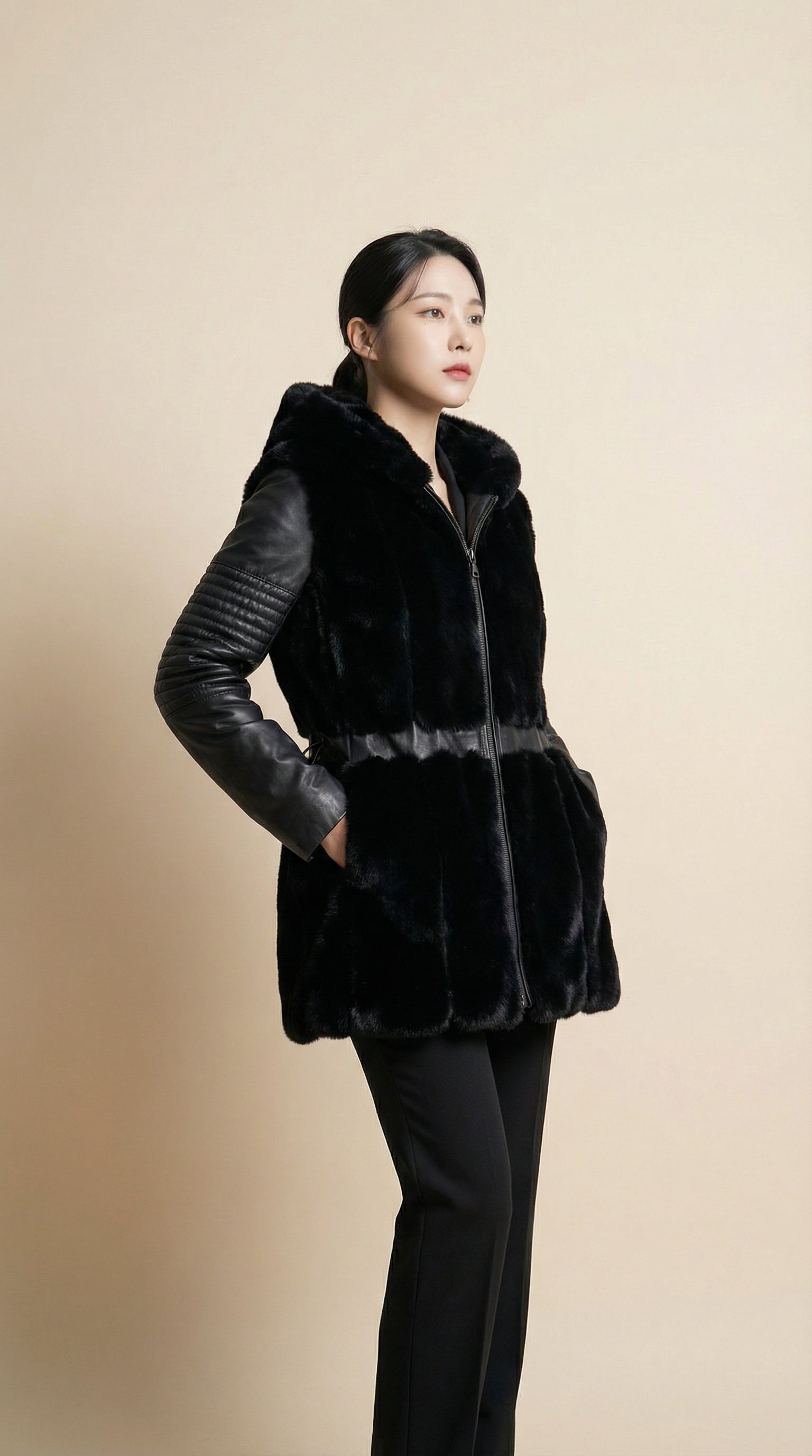 Kadın Suni Kürk Yelek – Deri görünümlü kol detayı Siyah