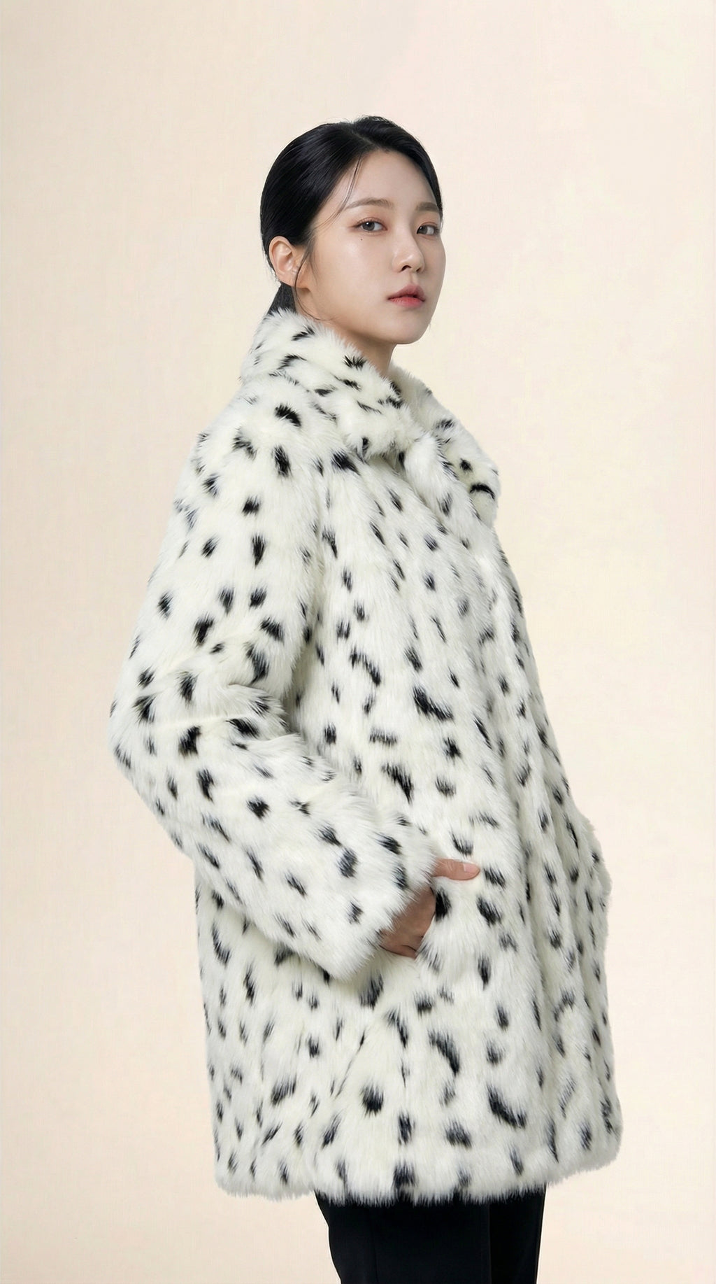 Kadın Desenli Suni Kürk Kaban – Benek desen Beyaz-Siyah