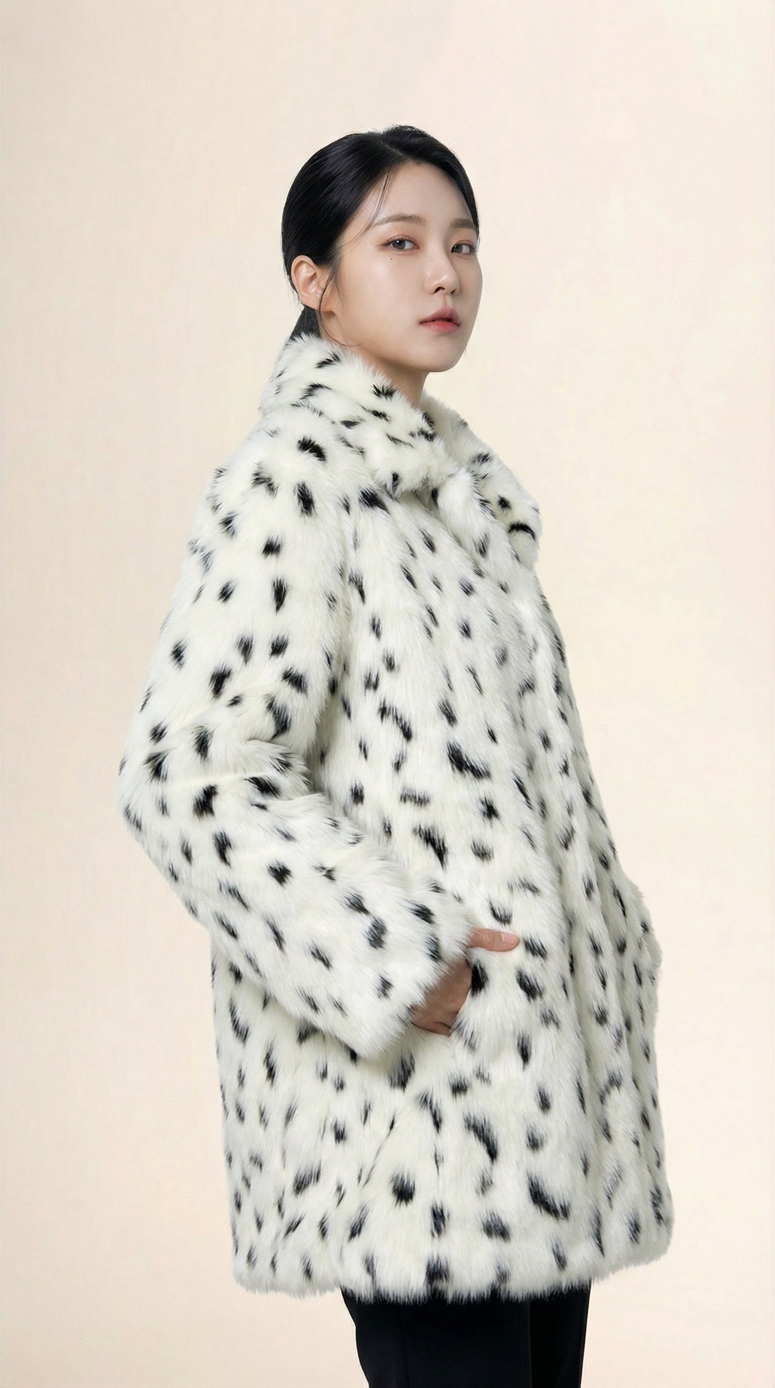 Kadın Desenli Suni Kürk Kaban – Benek desen Beyaz-Siyah