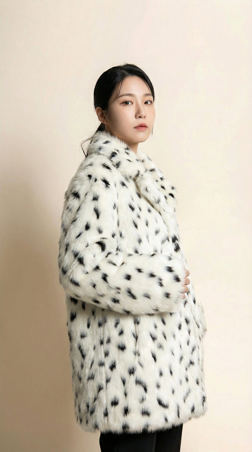 Kadın Desenli Suni Kürk Kaban – Benek desen Beyaz-Siyah