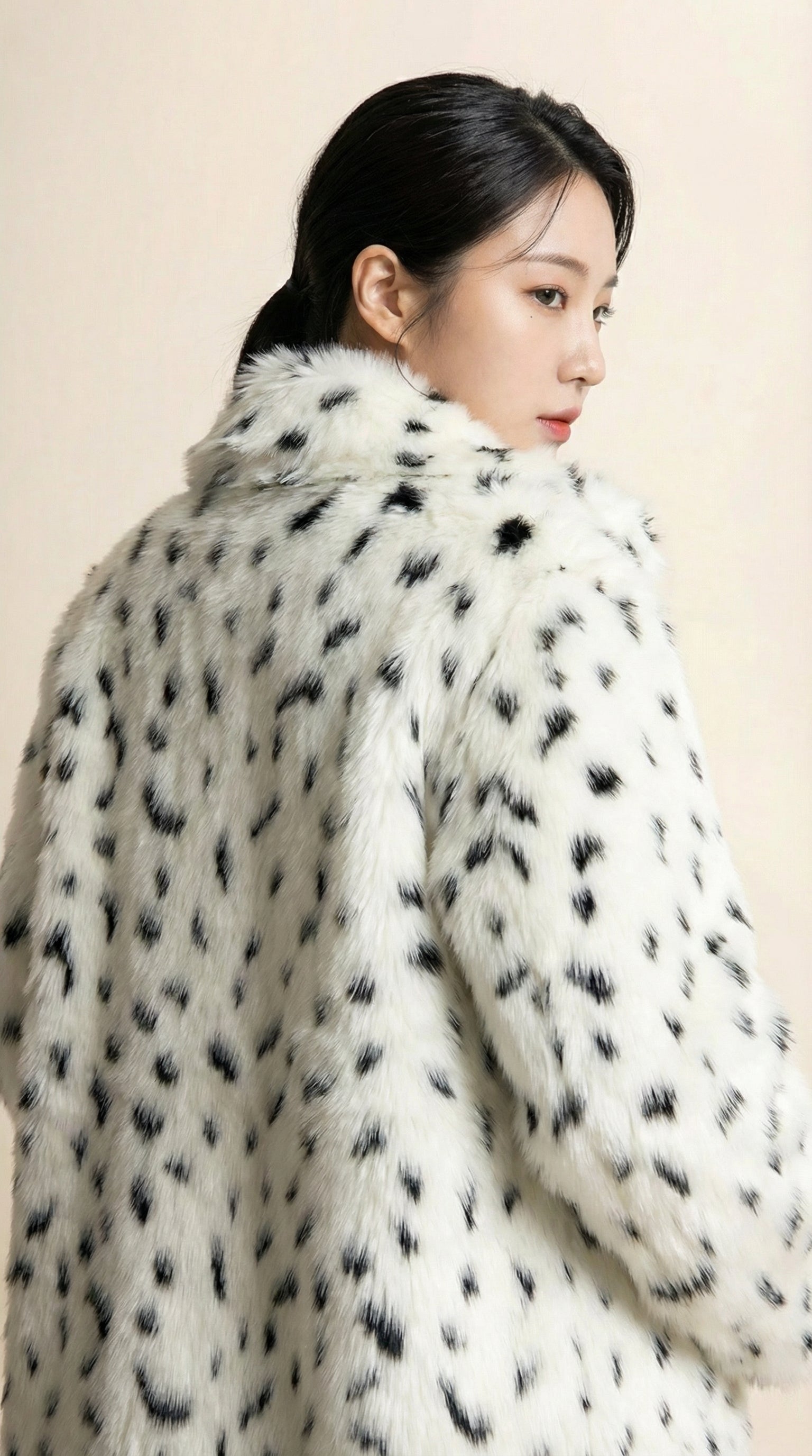 Kadın Desenli Suni Kürk Kaban – Benek desen Beyaz-Siyah